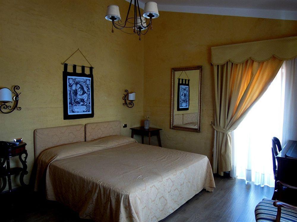 Sant'Agostino Guest Rooms Paola Exterior foto