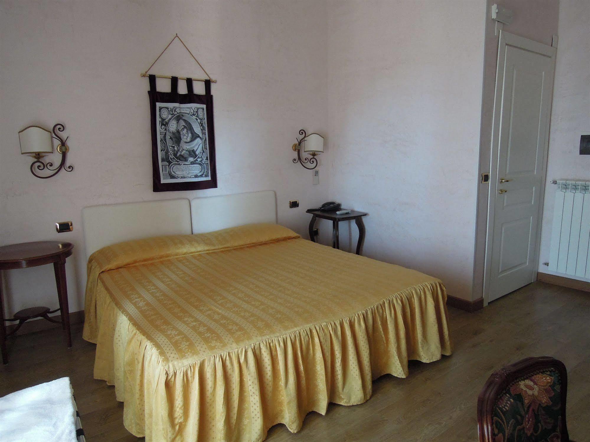 Sant'Agostino Guest Rooms Paola Exterior foto