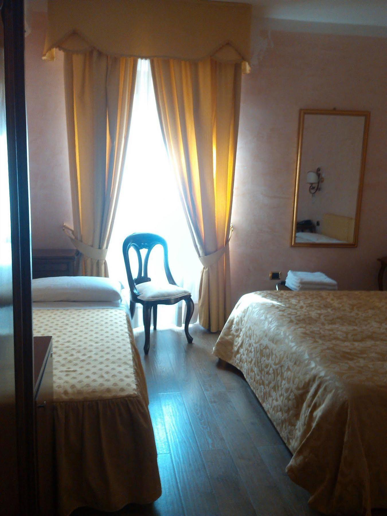 Sant'Agostino Guest Rooms Paola Exterior foto